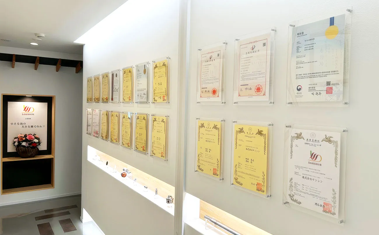 壁面に並べて展示された多数の特許証・賞状額
