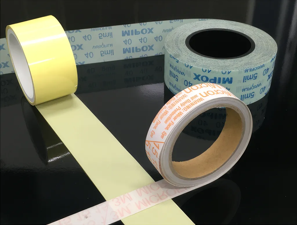 ロール状に巻かれた超精密仕上げ用の研磨フィルム